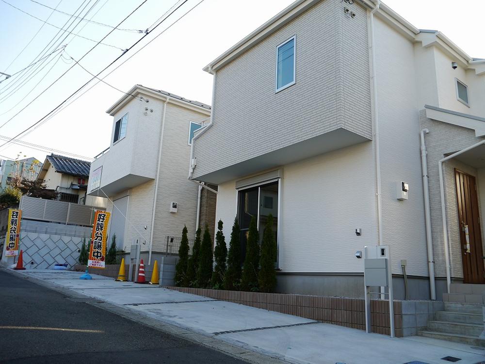 Local photos, including front road. Was building completed. Anytime you can preview. 