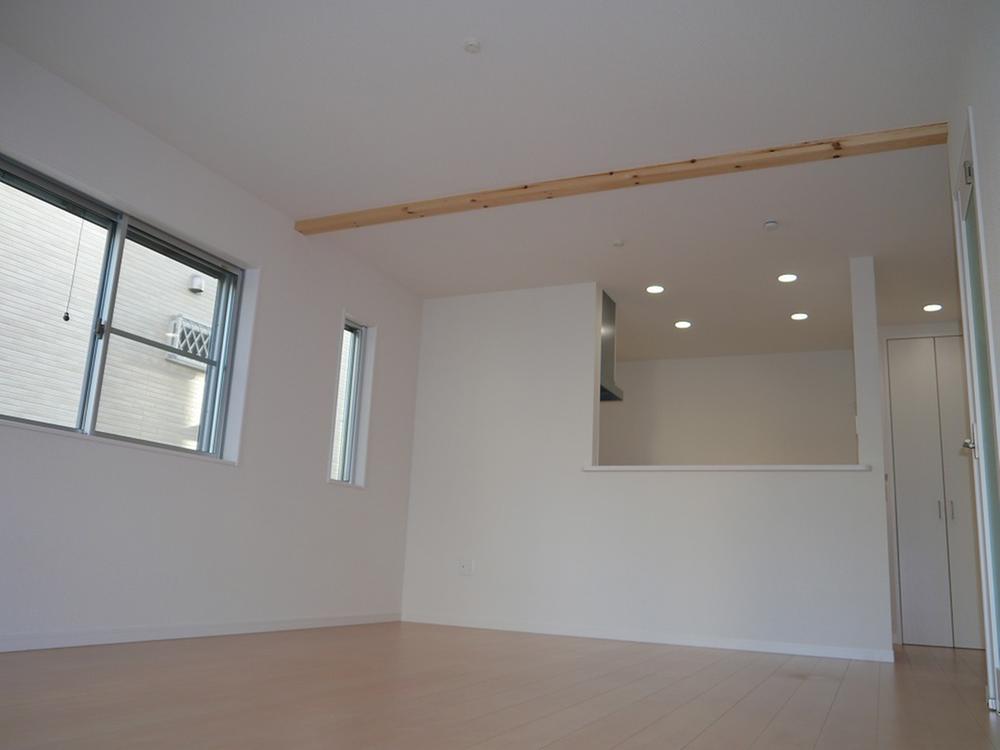 Living. 18.4 Pledge living Spacious space in a face-to-face kitchen