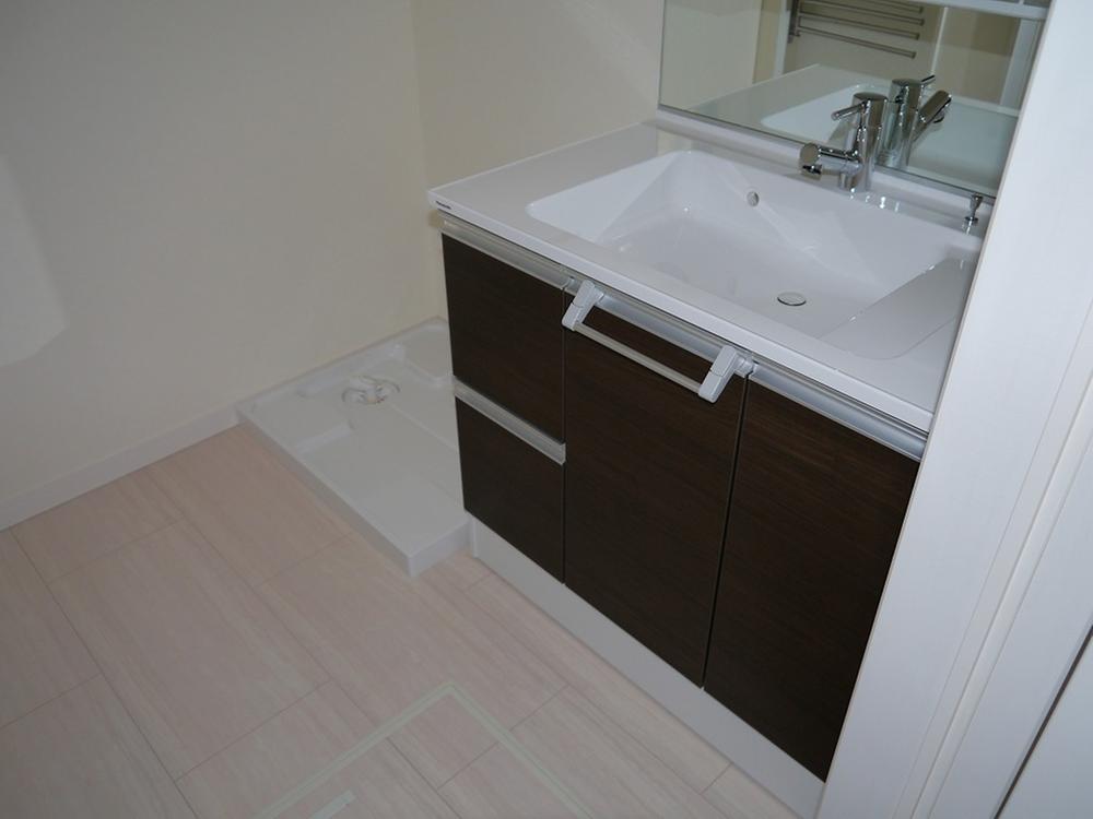 Wash basin, toilet. Dresser with three-sided mirror of wide 900