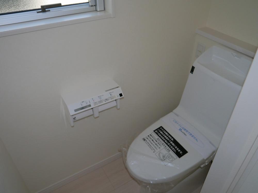 Toilet. Yes window ・ With Washlet