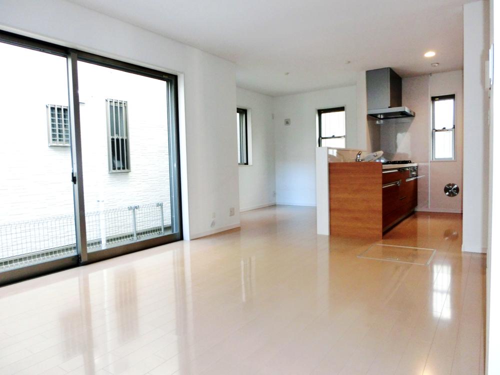 Living. 8 Building Spacious 17 Pledge living