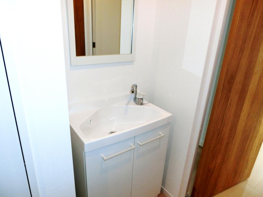 Wash basin, toilet. 8 Building First floor toilet dedicated hand-wash