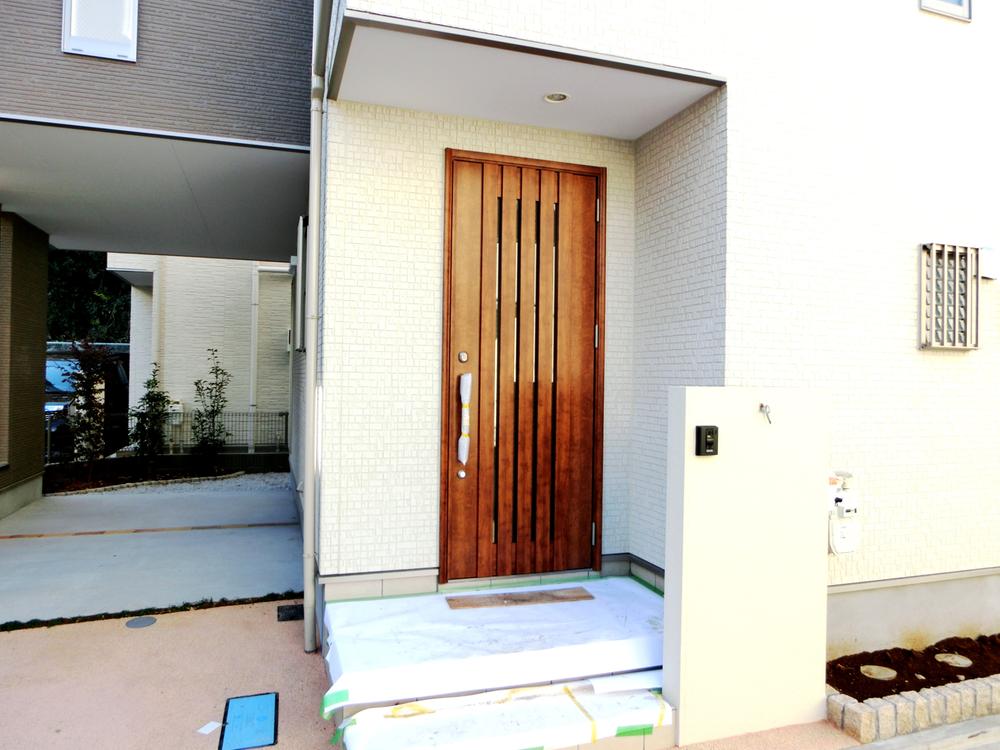 Entrance. 8 Building Entrance