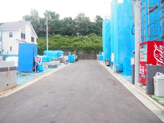 Local photos, including front road. Frontal road