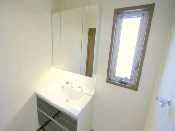 Wash basin, toilet. Powder Room