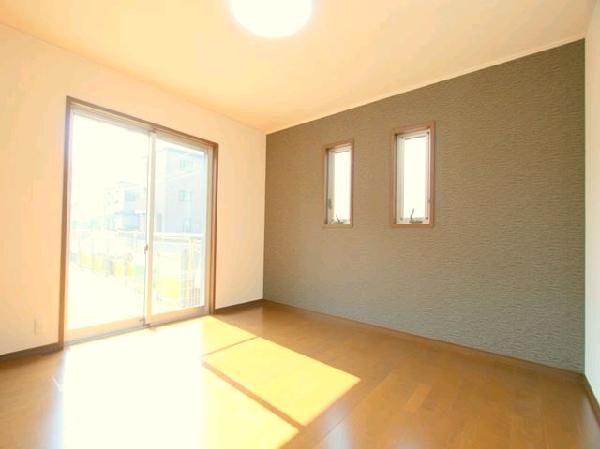 Non-living room. 8 pledge Western-style