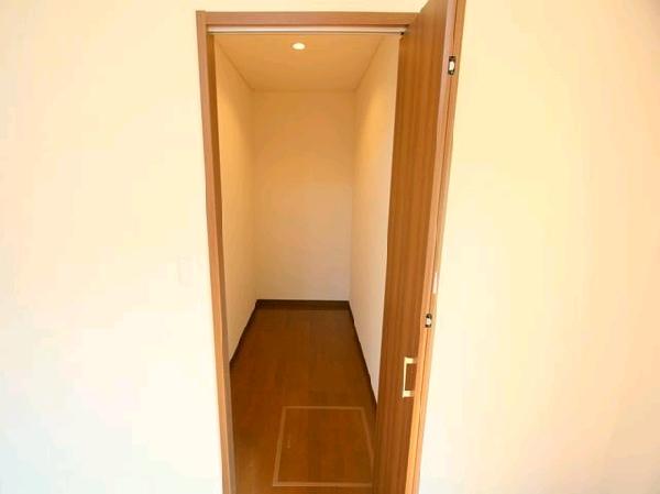 Receipt. 8 pledge Western-style walk-in closet