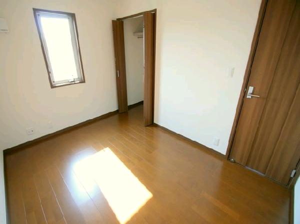 Non-living room. South 6 Pledge Western-style