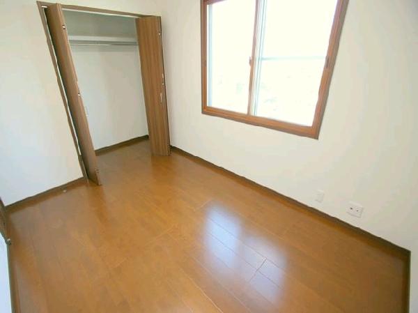 Non-living room. North 6 Pledge Western-style