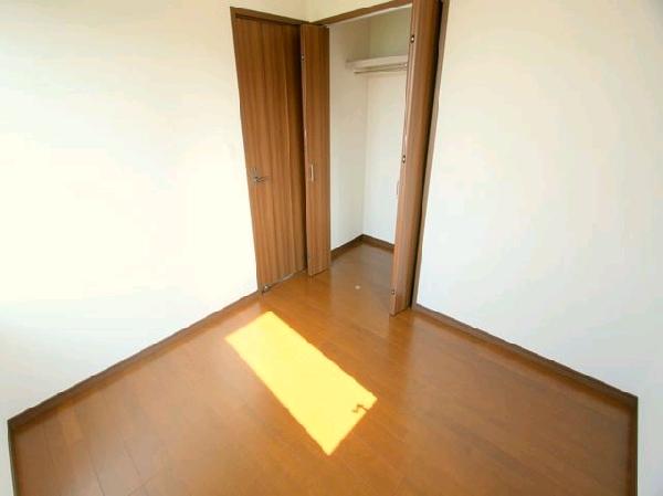 Non-living room. 4.5 Pledge Western-style