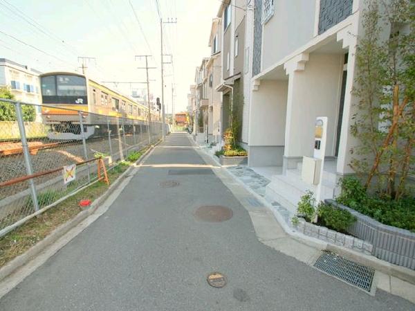 Local photos, including front road. Front road about 4m