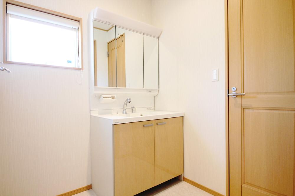 Wash basin, toilet. 1 Building