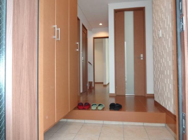 Receipt. Large-capacity front door storage