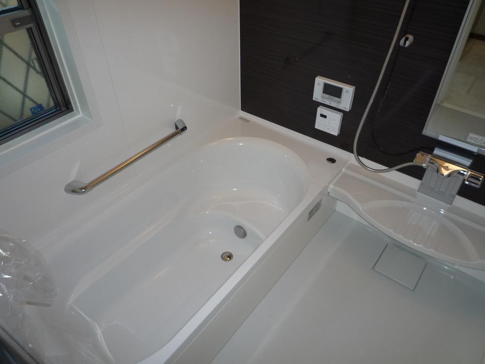 Bathroom. It is a bathroom unit bus with heating dryer of 1 pyeong size.  There is also a window.  (1, 2 Building common ・ Photo 1 Building)