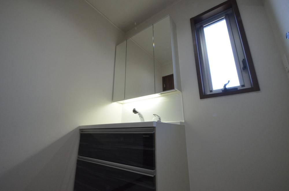 Wash basin, toilet. Indoor (11 May 2013) Shooting 1 Building