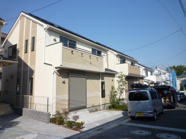 Local photos, including front road. It has been one after another building completed