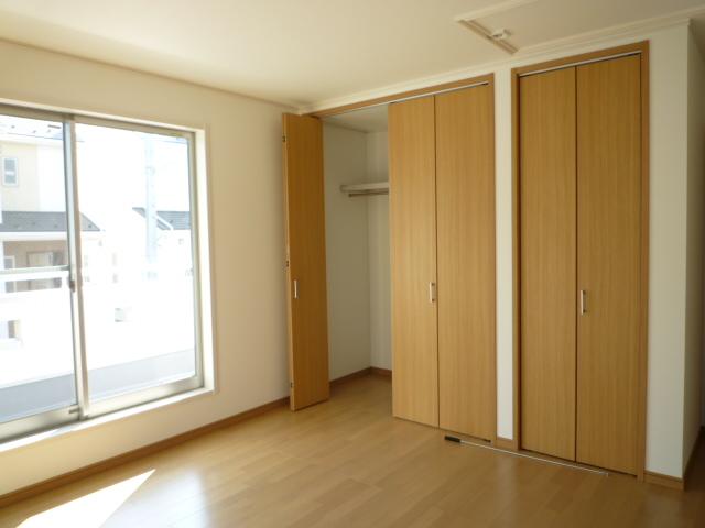 Non-living room. There is also attic storage, Storage capacity is also excellent