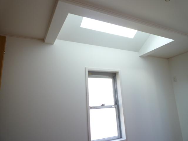 Other. Such as high-speed steel the top light is on the north side of the room, It becomes a structure that does not feel the darkness