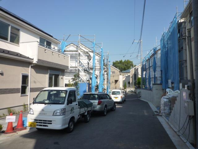 Local photos, including front road. It is to complete all building soon, A beautiful city will be completed