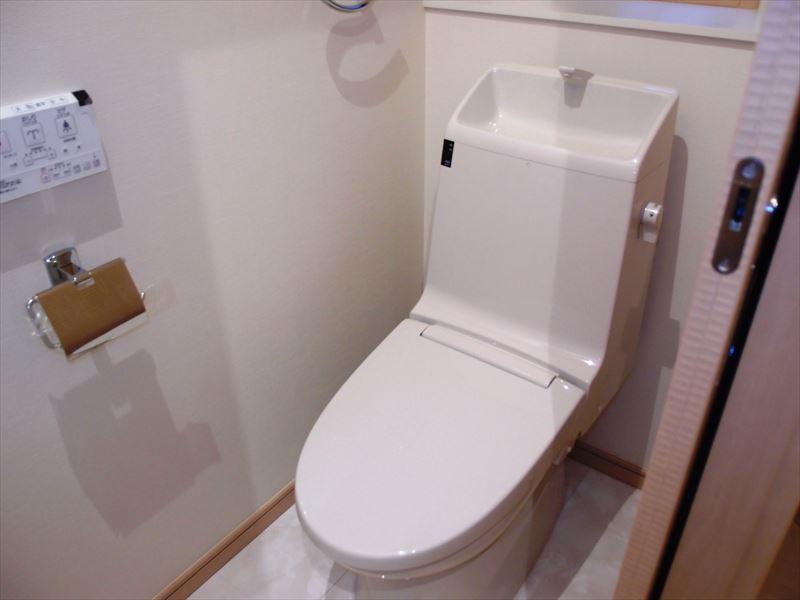 Toilet. Indoor (12 May 2013) Shooting