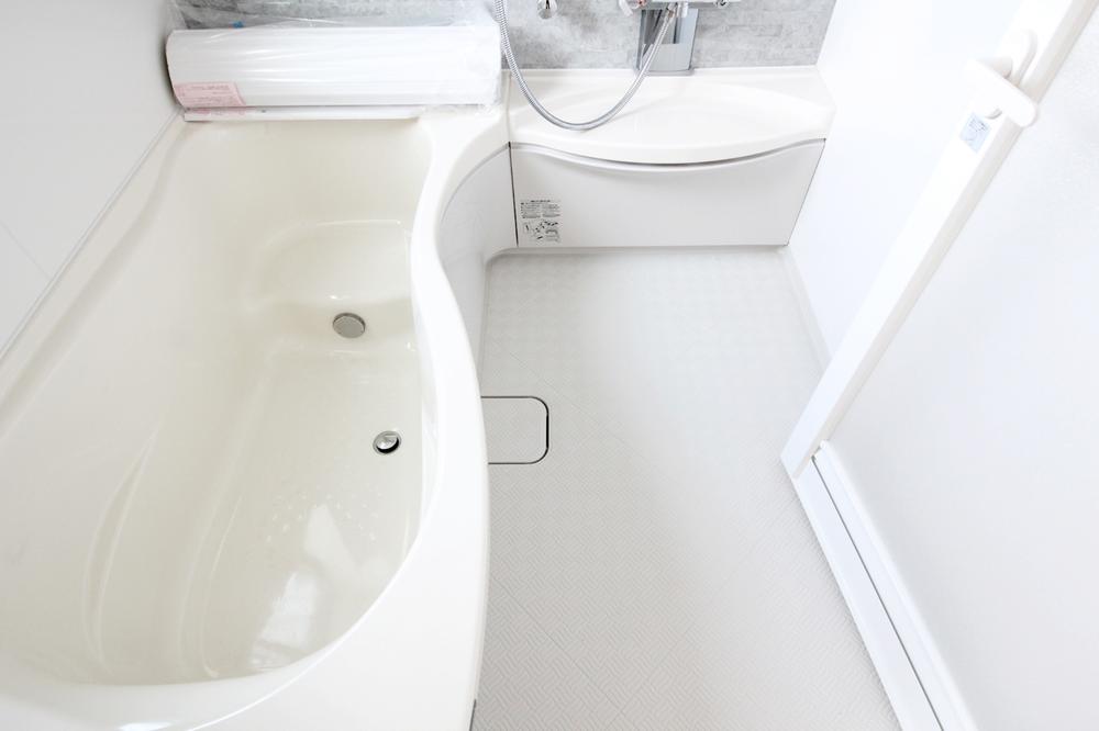 Same specifications photo (bathroom). 22 Building