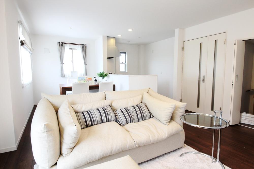 Same specifications photos (living). 22 Building