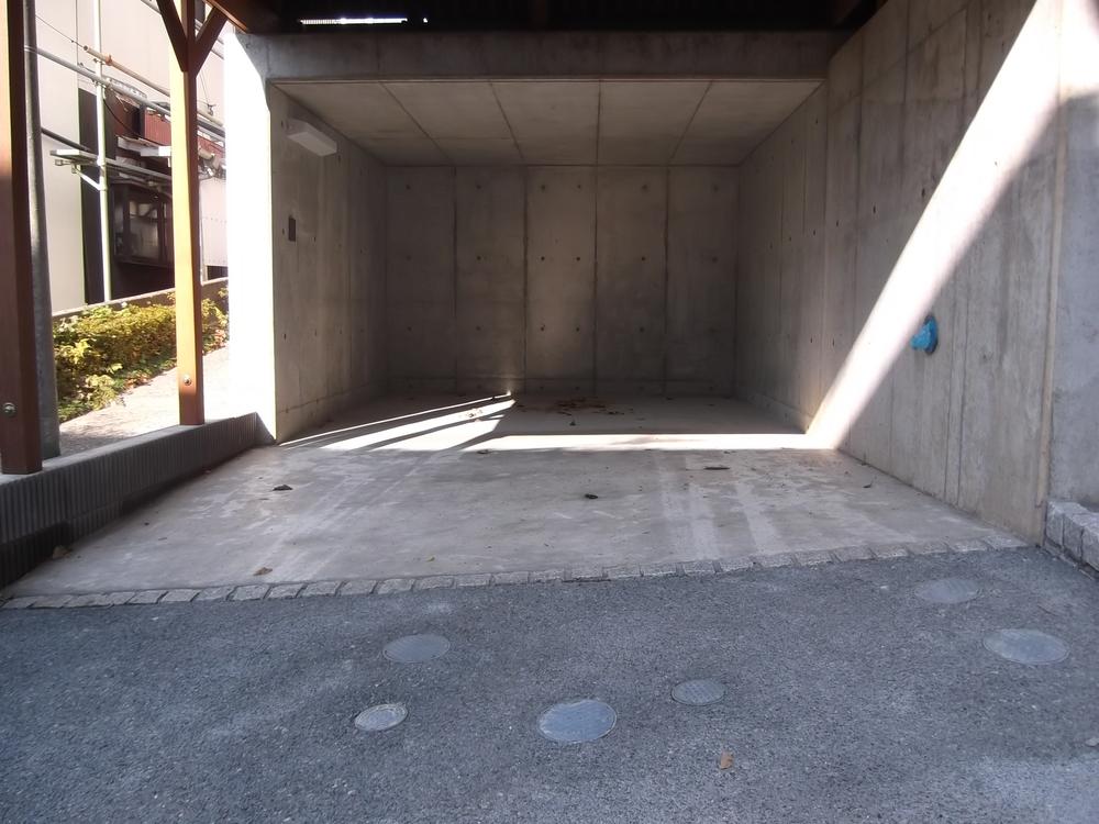 Parking lot. Local (11 May 2013) Shooting