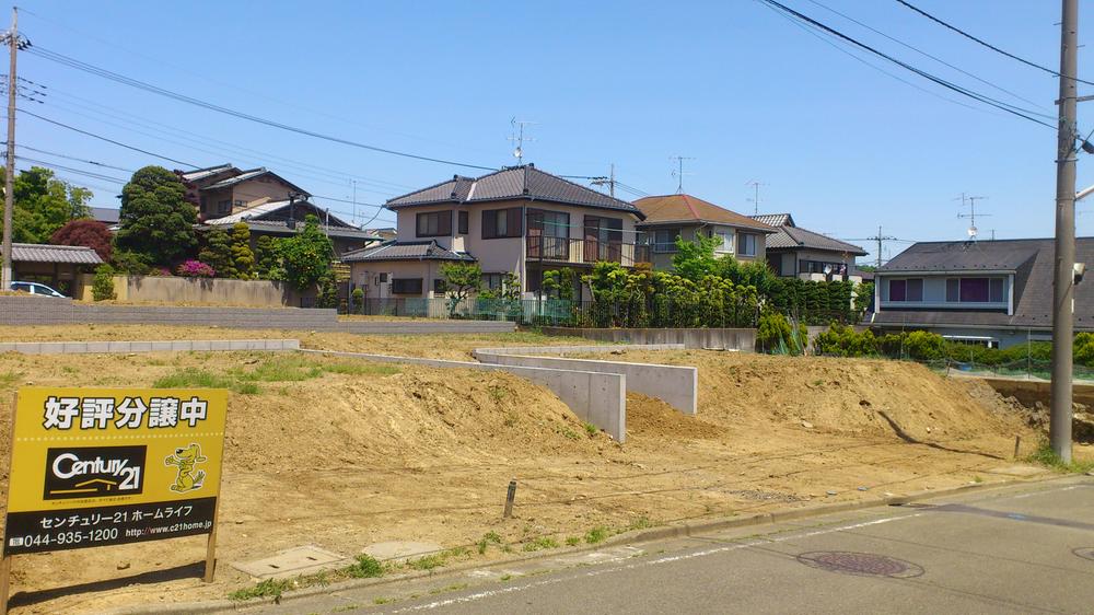 Local photos, including front road. Very open-minded site, Front road is also widely, Living environment is good!