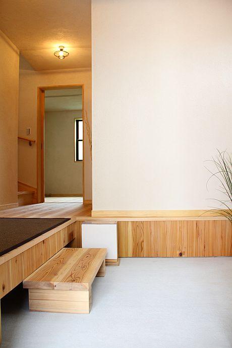 Entrance. Spacious dirt floor entrance