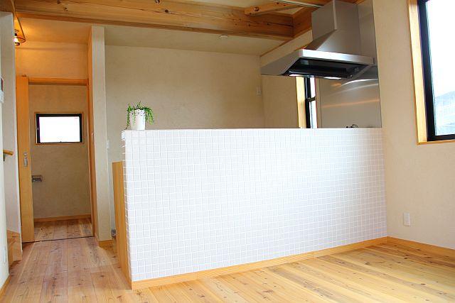 Kitchen. A white tiled with a clean kitchen