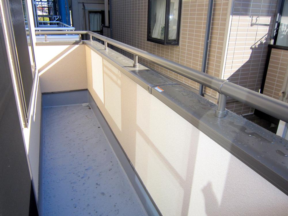 Balcony. Every day of your laundry happy comfortable in the south balcony. Building 2