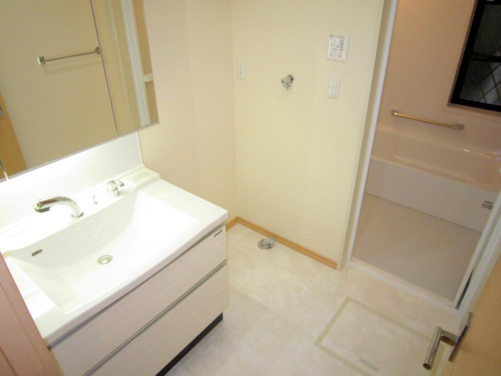 Wash basin, toilet. Washbasin with shower to change the living comfortable. Building 2