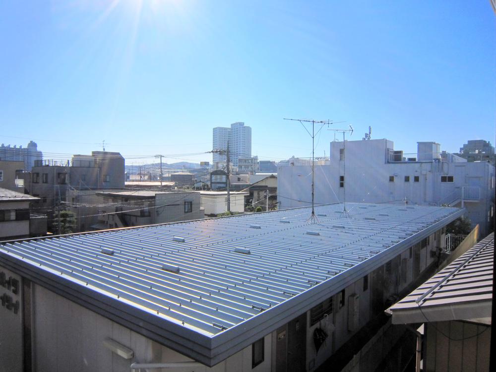 View photos from the dwelling unit. Every day of your laundry happy comfortable in the south balcony. Building 2