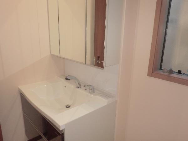 Wash basin, toilet. bathroom