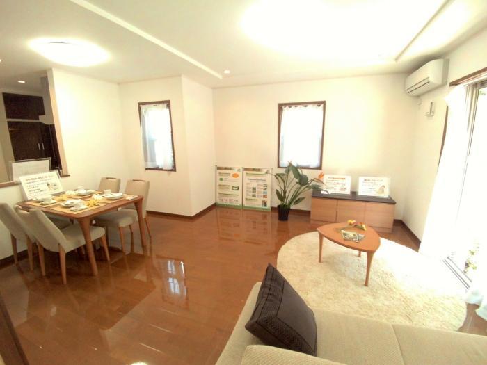 Living. Please call up to alpine industry 0800-603-0604 [Toll free]       "Solar power system. All 27 buildings of two-story new construction condominiums. Development road 6M. City gas. Eco House of Naruken construction. "