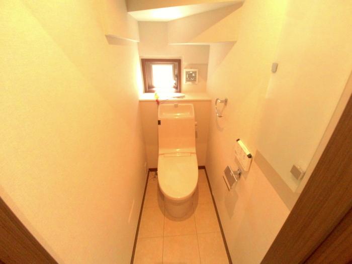 Toilet. Shower toilet (27 Building)