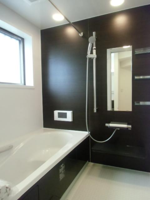 Bathroom. 1 pyeong unit bus with TV! Because even with the window is bright bath!