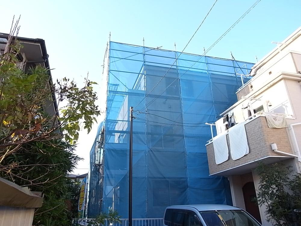 Local appearance photo. 2 Building local photos (12 May 2013) Shooting Property south Thank airy per adjacent land Parking.