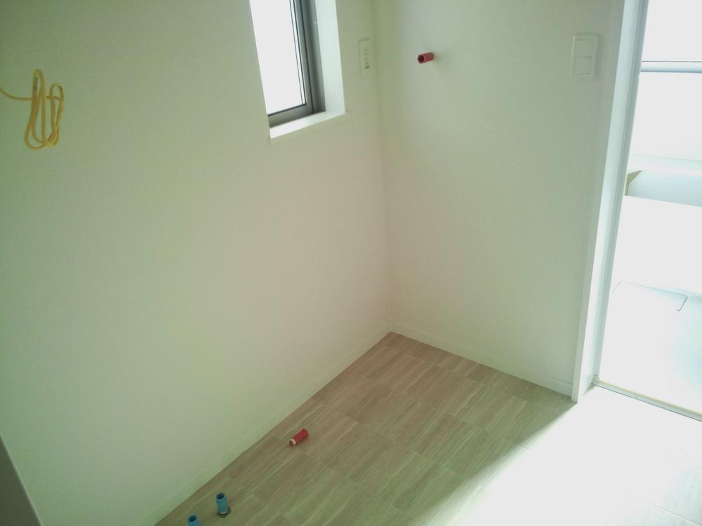 Wash basin, toilet. Enter soon basin.