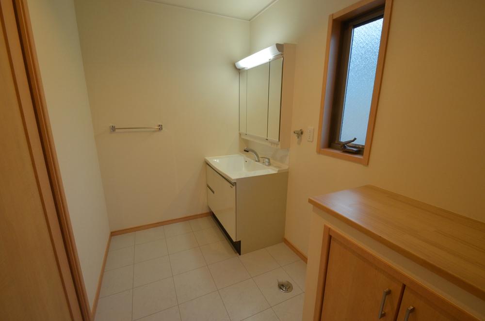 Wash basin, toilet. Indoor (12 May 2013) Shooting 1 Building