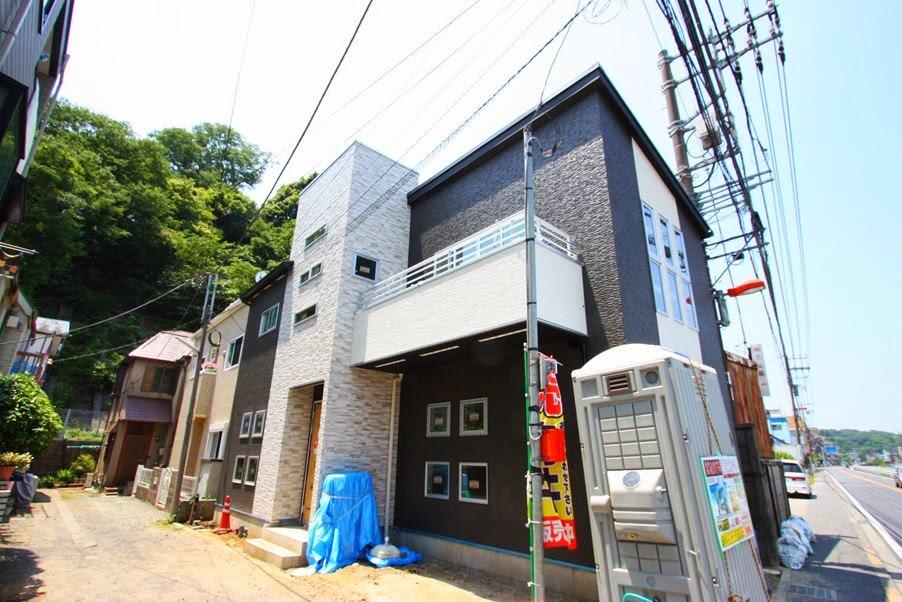 Local appearance photo. Modern house of white and black! There is a feeling of opening per corner lot!