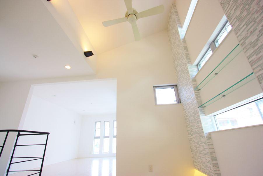 Living. Dining part produce a feeling of opening with a gradient ceiling