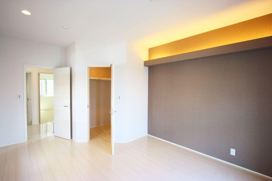 Other introspection. Moody main bedroom