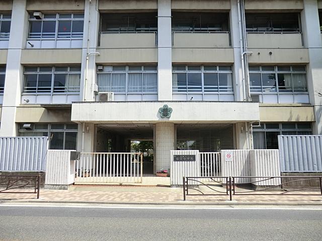 Junior high school. 1220m to Kawasaki City Inada junior high school