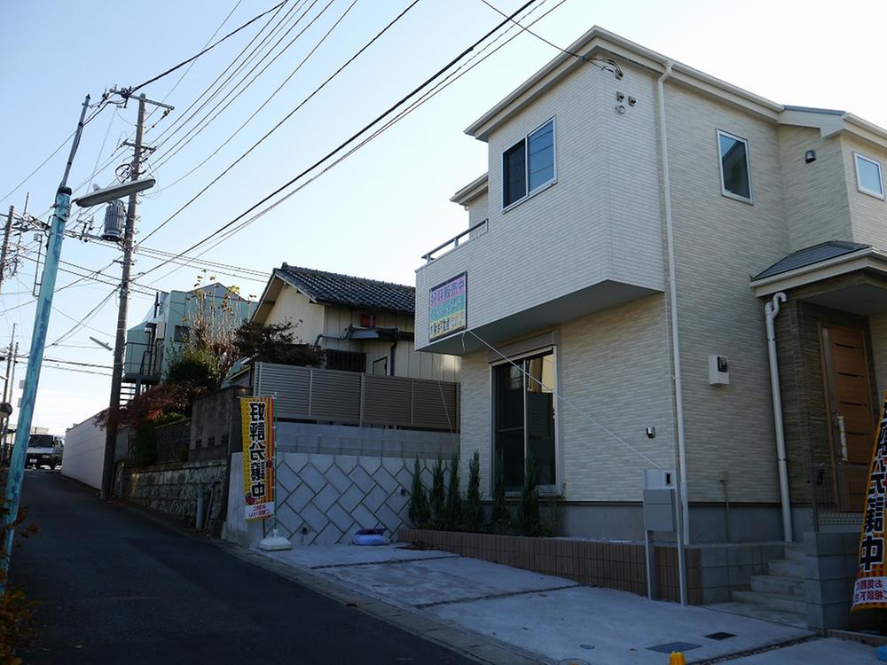 Local photos, including front road. Was building completed. Anytime you can preview.