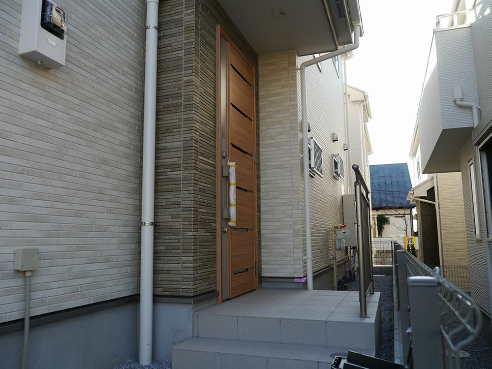 Local appearance photo. Luxury drifting entrance porch