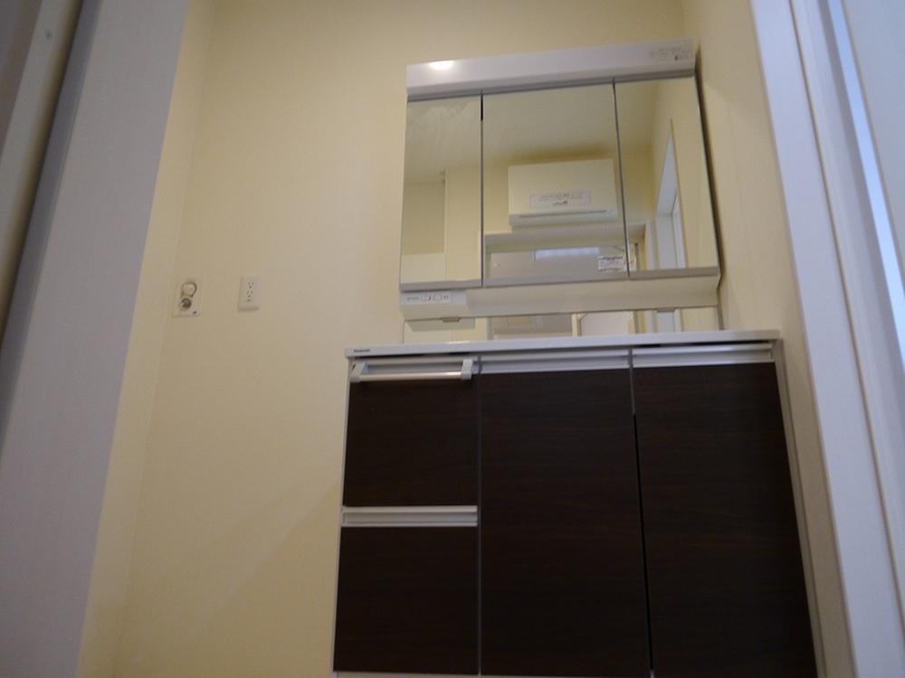 Wash basin, toilet. Dresser with three-sided mirror of wide 900