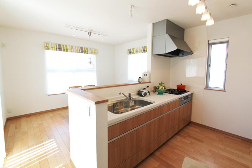 Same specifications photo (kitchen). Open kitchen, Consider the ease of use, Also jewels pantry room. (Example of construction)