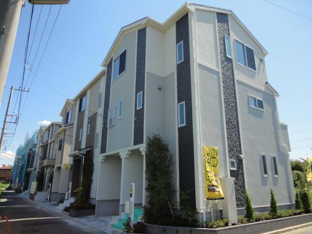 Rendering (appearance). Construction Case The color is different.