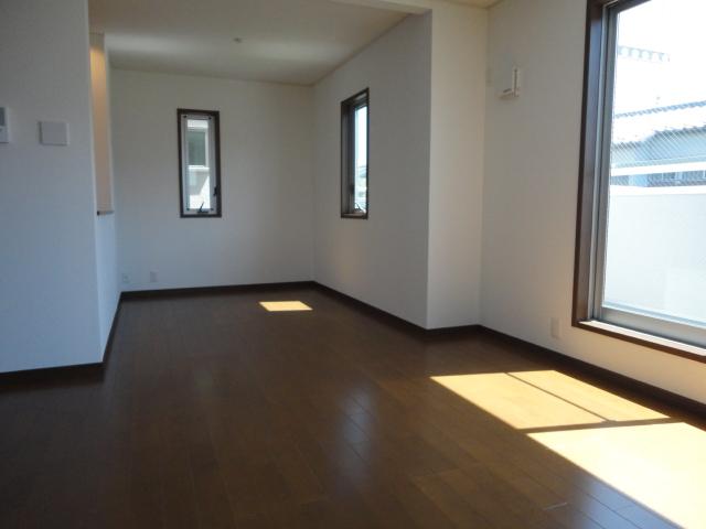 Same specifications photos (living). Construction Case The color is different.